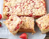 Deliziosa sbriciolata alle fragole, con un ripieno succoso e una copertura croccante. Perfetta per ogni occasione.