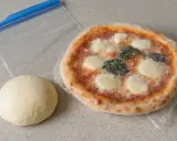 Impasto per pizza e pizza pronta, con sacchetto per conservare le foto.