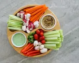 Bunte Gemüsesticks mit Hummus und Dip – perfekt für eine leichte Mahlzeit von 1000 Kalorien am Tag.