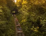 Wycieczka drezyną przez tunel w lesie to świetny pomysł, gdzie jechać na weekend na Podkarpaciu.