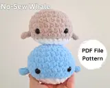 Dos ballenas amigurumi apiladas, una beige y otra azul. ¡Descarga el patrón PDF para crear las tuyas!