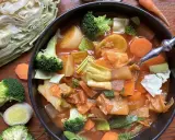 Herzhaftes Kohlsuppe Rezept mit viel Gemüse wie Kohl, Karotten, Lauch und Brokkoli. Ein gesundes und wärmendes Gericht.