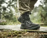 Co to są buty trekkingowe? Czarne, wysokie buty z membraną HydroGuard, idealne na deszczową wędrówkę po lesie.