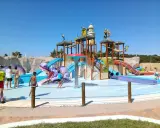 Diversión acuática en Huelva con niños: toboganes, juegos y un hipopótamo gigante para disfrutar del verano.