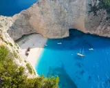 Widok na Zatokę Wraku na Zakynthos. Czy warto? Tak, dla takich widoków! Błękitne morze, biała plaża i klify.