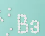 Białe tabletki ułożone w napis "B3". Witamina B3 na co pomaga? Wspiera metabolizm i zdrowie skóry.