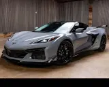 Szary Chevrolet Corvette C8, jeden z najnowszych chevrolet modele, prezentuje się dynamicznie na tle nowoczesnego wnętrza.