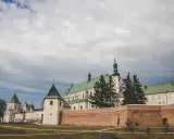 Klasztor Bernardynów w Leżajsku, jedna z głównych atrakcji miasta, z zielonymi dachami i ceglanym murem.