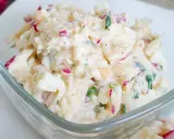 Pyszna pasta jajeczna z rzodkiewką i szczypiorkiem, idealna na kanapki.
