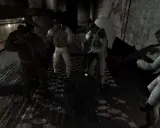 Agent Sam Fisher z serii Splinter Cell w akcji, otoczony przez wrogów w mrocznym korytarzu.