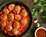 Albóndigas en salsa arguiñano, jugosas y caseras, listas para disfrutar. Un clásico que nunca falla.