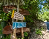 Drewniane drogowskazy wskazują drogę do schroniska górskiego Bacówka pod Beresnikiem. Sprawdź cennik i wybierz szlak!