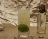 Erfrischender Drink mit Limette und Eis, daneben eine Flasche Schweppes Soda Water. Was ist Soda? Kohlensäurehaltiges Wasser, das für Cocktails verwendet wird.