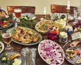 En juldukning med sill, bröd, ost och glögg. En härlig festmåltid med sill till jul.
