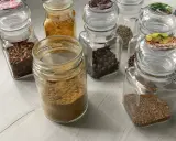 Słoiczki z przyprawami: chili, kurkuma, kmin rzymski, kolendra, gorczyca. Idealne, jakie przyprawy do curry!