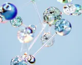 Struttura molecolare trasparente, simile a gocce di vetro, che evoca la complessità del test genetico tumore e la ricerca di soluzioni.