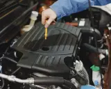 Mechanik sprawdza poziom oleju w silniku, aby wiedzieć, kiedy dolewać olej do silnika.