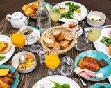 Un festin matinal parisien : œufs Bénédicte, croissants, jus d'orange et café. Un plat typique de Paris pour bien commencer la journée.