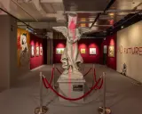 Banksy-utställning i Stockholm med en skulptur av en ängel med en färgburk på huvudet och texten "NO FUTURE".