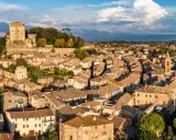 Sarteano cosa vedere: borgo medievale con castello imponente, tetti in cotto e vicoli suggestivi. Un panorama incantevole.