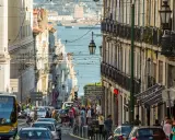Ein belebter Tag in Lissabon, wo die portugiesischen Einwohner die engen Gassen mit ihren historischen Gebäuden und dem Blick auf das Wasser beleben.