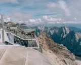Tłum turystów na tarasie widokowym najwyższego szczytu Niemiec, Zugspitze, podziwia alpejskie krajobrazy.