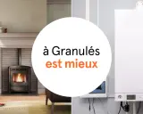 Comparaison de deux systèmes de chauffage : un poêle à granulés moderne dans un salon cosy et une chaudière murale blanche. Le chauffage à granulés est mis en avant.