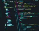 Kod JavaScript w edytorze kodu. Widoczne importy, funkcje i elementy JSX.