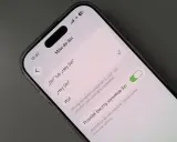 Ustawienia iPhone'a dotyczące aktywacji Siri po polsku. Można wybrać "Siri", "Hey Siri" lub wyłączyć.