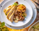 Délicieux poulet de Bresse à la crème, servi avec des champignons et une garniture dorée. Une recette qui éveille les papilles.