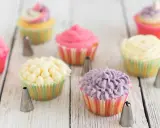 Bunte Muffins verzieren: Rosa, gelbe und lila Frosting-Kreationen mit Spritztüllen.
