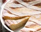 Pastiera napoletana con pasta frolla, un dolce tradizionale. La sua crosta dorata e le strisce di frolla invitano ad assaggiarla.