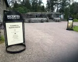 Välkommen till Mackmyra whiskyby! Skylten visar vägen till restaurang, destilleritur och whiskyprovning på Mackmyra destilleri.