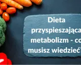 Brokuł, marchewki i pomidorki na czarnym tle. Na kamiennej tablicy napis: "Dieta przyspieszająca metabolizm - co musisz wiedzieć?".