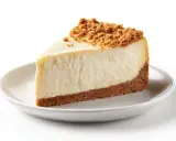 En krämig bit cheesecake med kexbotten och smulor på toppen. Perfekt för ett enkelt cheesecake recept.