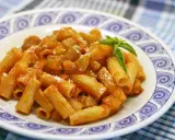 Macarrones con salsa de tomate y verduras, perfectos para un bebé de 1 año.