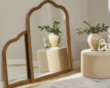Dos espejos dorados, uno grande y otro pequeño, apoyados en la pared. Ideas para como colocar espejos pequeños en la pared.