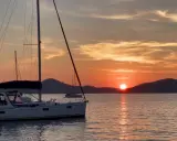 Voiliers au coucher du soleil, une scène paisible pour apprendre comment mouiller rapidement.