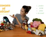 Kobieta prezentuje zwierzątka z filcu na sucho: misia, sarenkę, sowę, kurczaka i owieczki. Wokół materiały do filcowania.