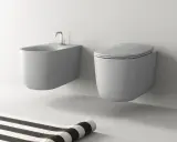Sanitari filo muro: bidet e vaso sospesi, design moderno. Nessun problema di installazione visibile, ma la pulizia potrebbe essere più complessa.