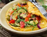 Pyszny omlet dla niemowlaka z cukinią, pomidorkami, oliwkami i rukolą. Zdrowy i kolorowy posiłek.