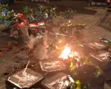 Intensywna bitwa w Dawn of War 2: Kosmiczni Marines walczą z Orkami. Krwawa jatka na polu bitwy.