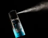 Axe Cool Ocean rozpyla orzeźwiającą mgiełkę, by zwalczyć dziwny zapach w mieszkaniu.