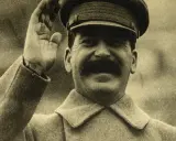 Józef Stalin w mundurze, salutujący. Jego śmierć, na co zmarł Stalin, wciąż budzi dyskusje.