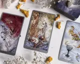Trzy karty tarota: Dziesiątka Mieczy, Królowa Buław i As Kielichów, tworzą magiczną atmosferę. Idealne do wróżenia, jak tarot online, który się sprawdza.