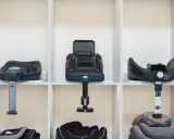 Trzy bazy Isofix na półkach. Czy baza Isofix pasuje do każdego fotelika? Różne modele baz i fotelików poniżej.