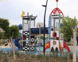 Parque infantil temático espacial, ideal para saber qué hacer en Almería con niños. ¡Aventura garantizada!