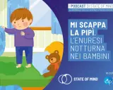 Bambino triste nel letto con macchia sul pigiama, affronta l'enuresi notturna. Un orsacchiotto conforta.