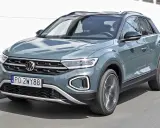 Szary Volkswagen T-Roc w ruchu. Sprawdź aktualną volkswagen t-roc cena i wybierz swój wymarzony SUV.