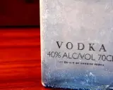 Eisige Flasche Wodka, 40% Vol. 70cl. Wer auf die **Wodka Kalorien** achtet, sollte den Genuss im Auge behalten.